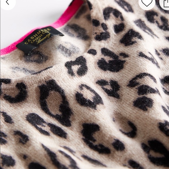 cashmere sweater covered in a cheetah print with crewneck. - Picture 4 of 8